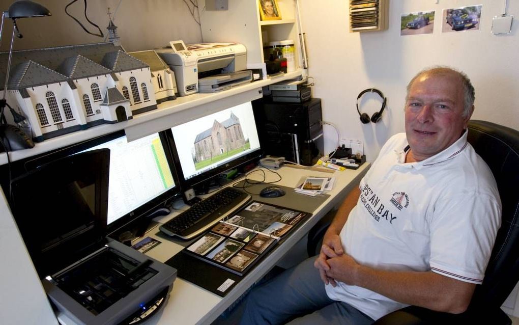 Kerkenverzamelaar André van Dijk uit Veenendaal beschikt over tienduizenden foto's van Nederlandse kerkgebouwen. Foto  RD, Anton Dommerholt