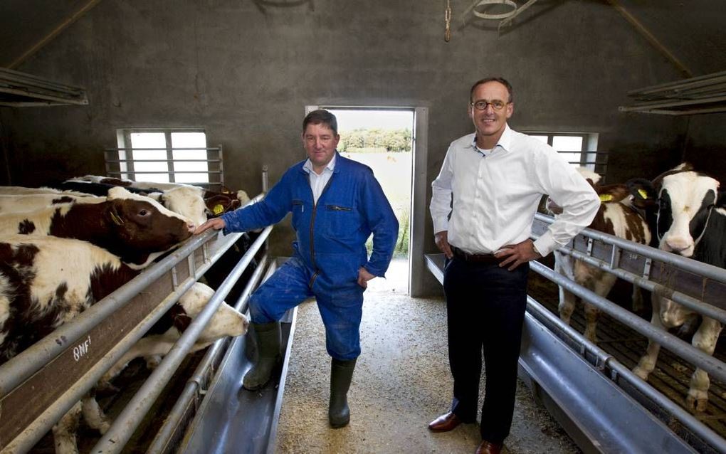 Jan Vos (l.) uit Uddel wil zijn kalverhouderij uitbreiden omdat zijn zoon straks in het bedrijf komt. Rechts adviseur Steven van Westreenen. Foto RD, Anton Dommerholt