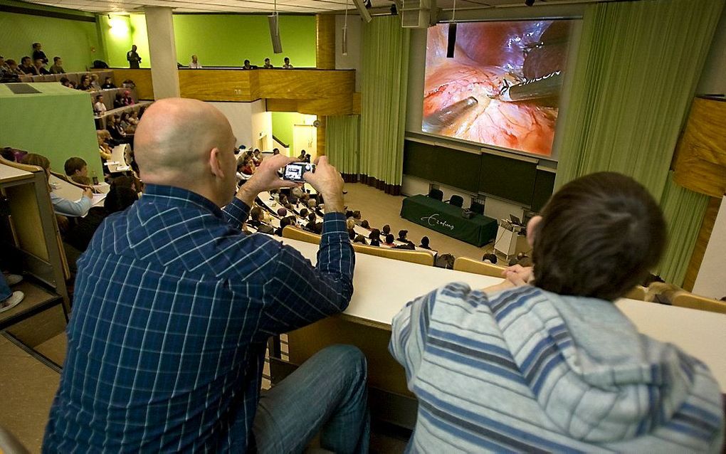 Via een videoverbinding kijken belangstellenden mee met een niertransplantatie in het Erasmus MC. Het Rotterdamse ziekenhuis voerde dinsdag voor de 3000e keer zo'n transplantatie uit. Foto ANP