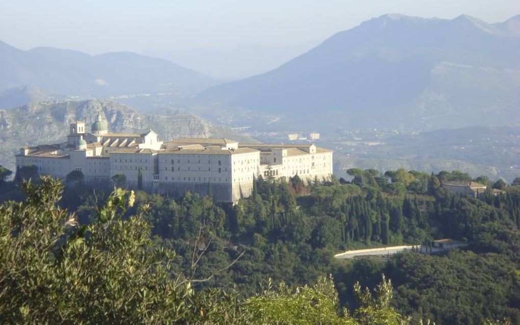 Benedictus van Nursia sticht in 529 een klooster op de Monte Casino, tussen Rome en Napels. Beroemd wordt de regel van Benedictus, waarmee hij het dagelijks ritme van het kloosterleven vastlegt. Foto Montecassinotour