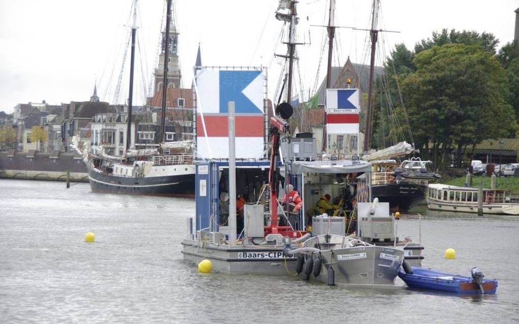 Het duikersplatform, met daarachter de Kamper Koggehaven. Vanaf het platform duiken zes onderwaterarcheologen deze en komende week naar de kogge die op de bodem van de IJssel is gevonden. De foto is genomen vanaf de Kamper Kogge, een reconstructie van een