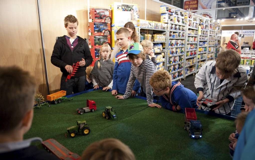 Kinderen spelen met trekkers en vrachtwagens tijdens de Familiedagen in Gorinchem. Foto Cees van der Wal