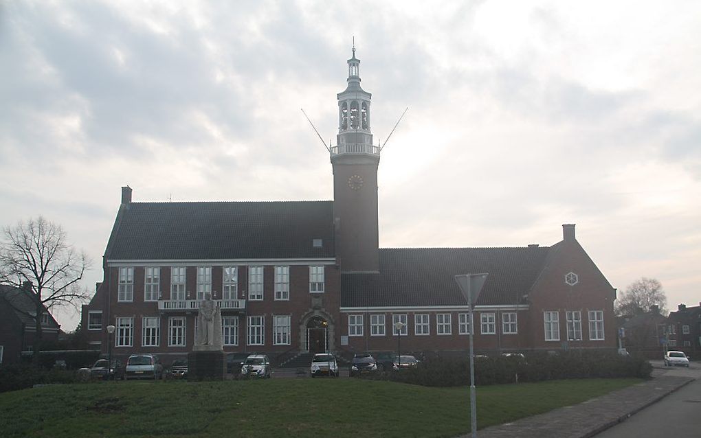 Het gemeentehuis van Hoogeveen, met het torentje waarin zich het carillon bevindt. Foto Wikimedia