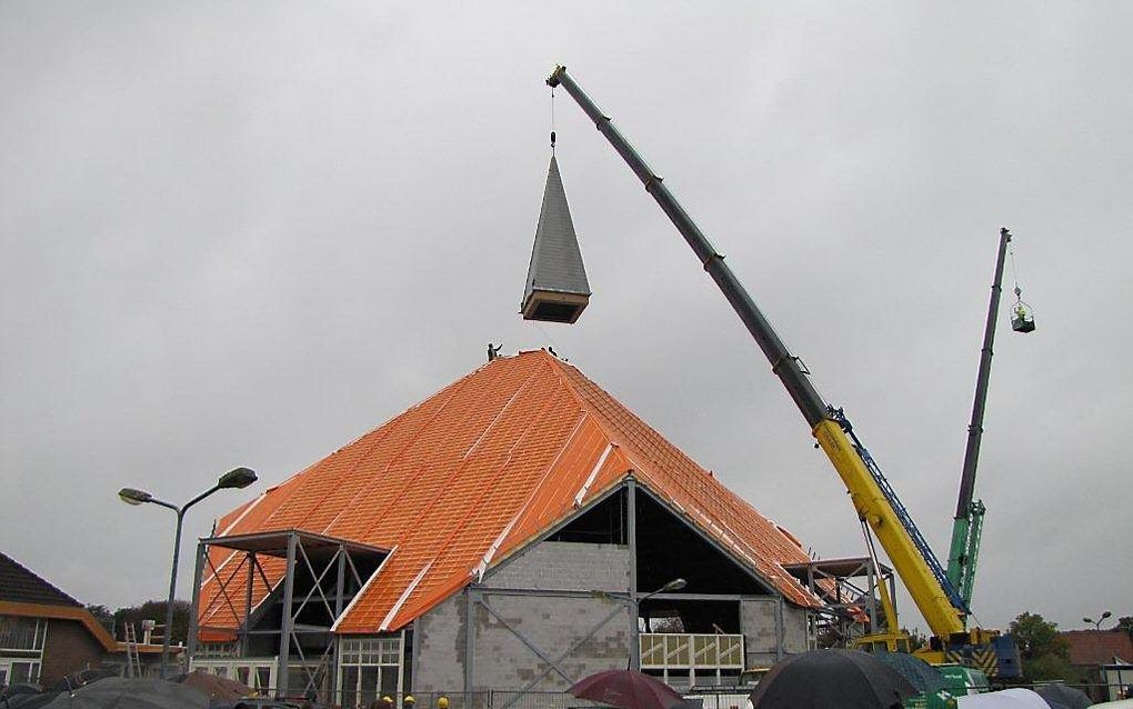 De torenspits van de Eben-Haëzerkerk in Ouddorp werd zaterdag geplaatst. Foto hhg Ouddorp