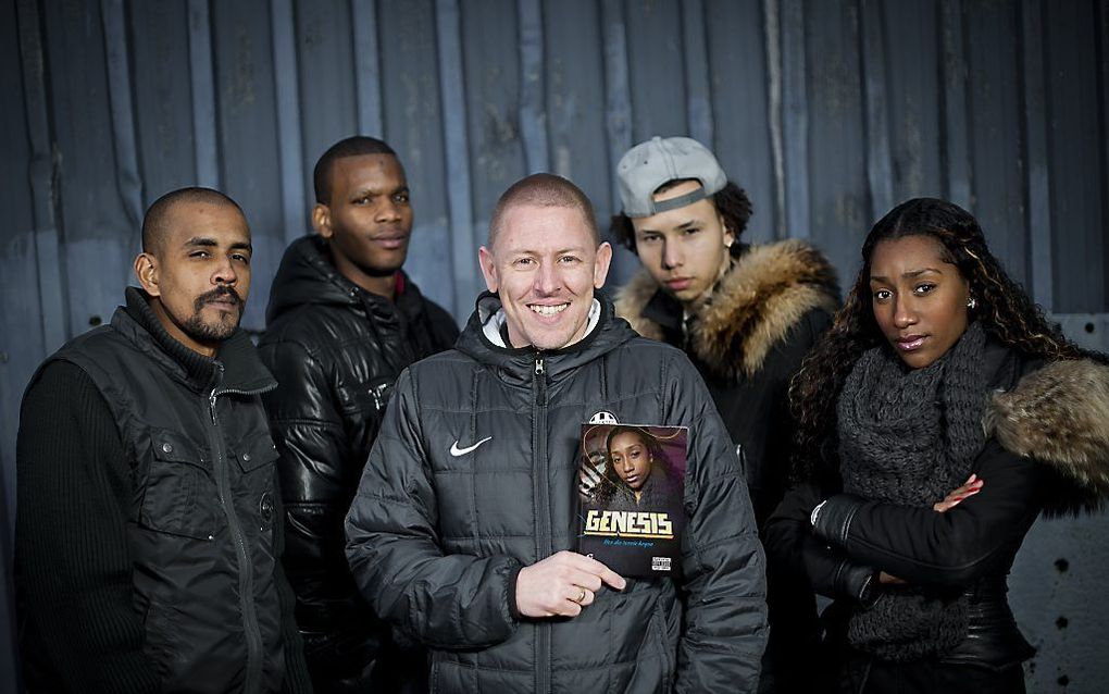 Daniël de Wolf en enkele jongeren met de nieuwste straatbijbel. Het woord is terecht gekomen in het woordenboek van Van Dale. Foto Youth for Christ