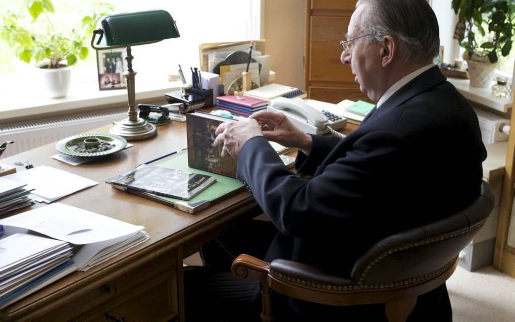 Ds. Oosten in zijn studeerkamer in Driesum. Foto RD, Sjaak Verboom