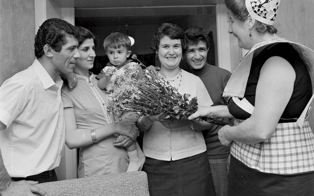 Grote vreugde in de Spakenburgse Kuiperstraat in 1968: twee Turkse gastarbeiders zijn weer verenigd met hun echtgenotes. Buurtgenoten vieren het feest mee, al dan niet in traditionele Spakenburgse dracht. Ze bieden onder meer bloemen aan de gezinnen aan. 