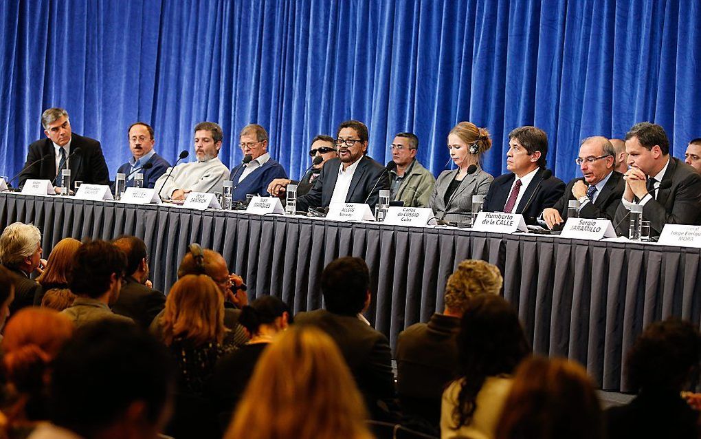 Vertegenwoordigers van de FARC (links) en de Colombiaanse regering aan een tafel in Noorwegen. Foto EPA