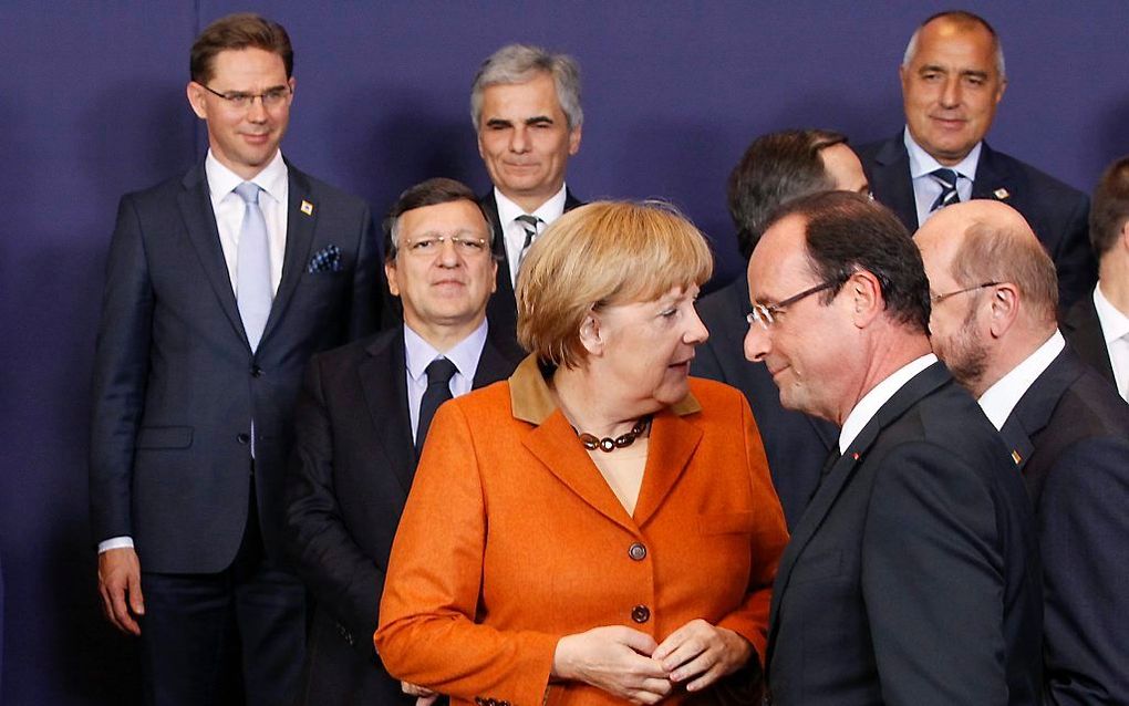 EU-leiders staan klaar om op de groepsfoto te gaan. Vooraan Merkel (links) en Hollande. Foto EPA