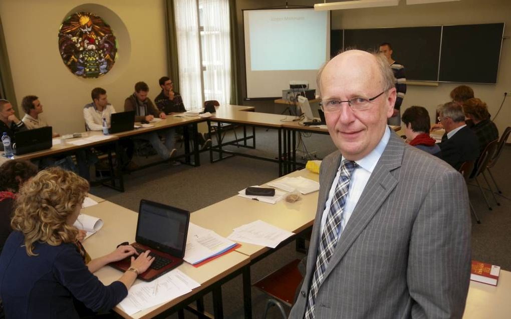 Prof. dr. M. te Velde, rector van de Theologische Universiteit Kampen: „We geven onze studenten een rugzak mee met kennis van de Bijbel en van de gereformeerde theologie.” Foto RD