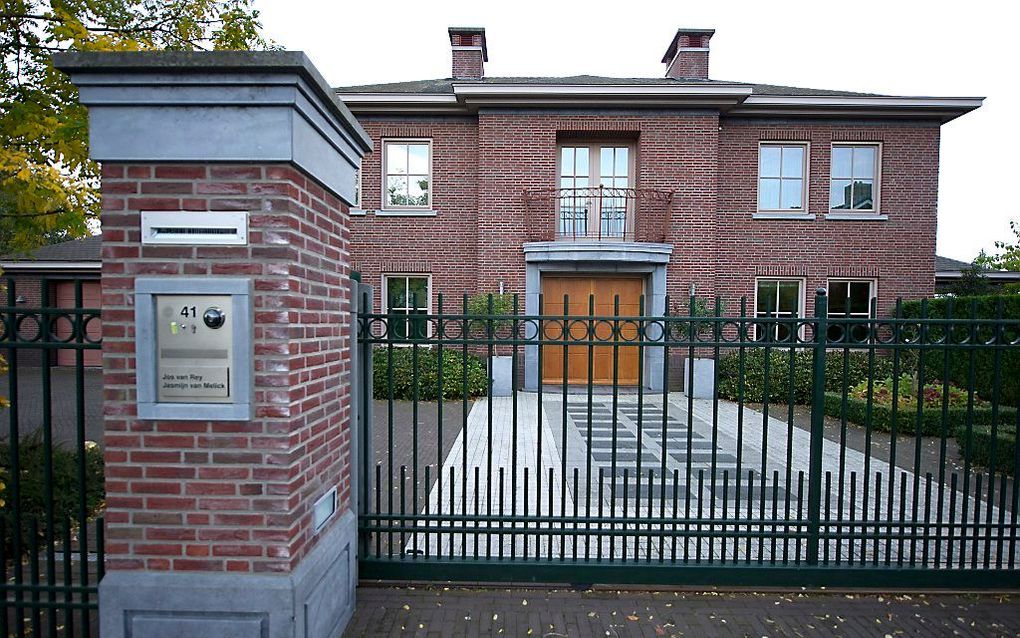 Het OM maakte vrijdag bekend dat Van Rey wordt verdacht van ambtelijke corruptie en het lekken van vertrouwelijke informatie. De Rijksrecherche deed invallen in zijn woning in Herten bij Roermond. Foto ANP