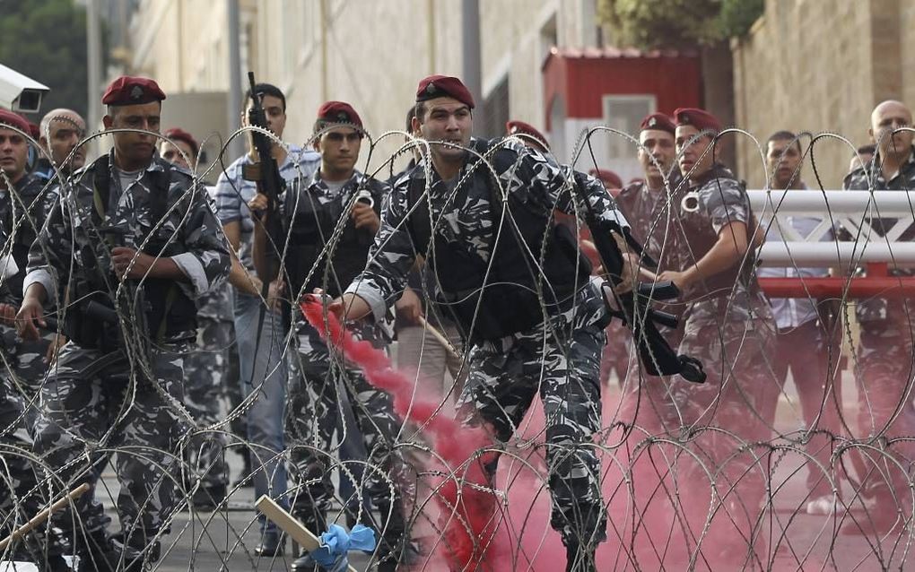 Libanese ordetroepen raakten afgelopen weekeinde slaags met demonstranten die na de begrafenis van de vermoorde veiligheidschef Wissam al-Hassan gewelddadig werden. Foto EPA