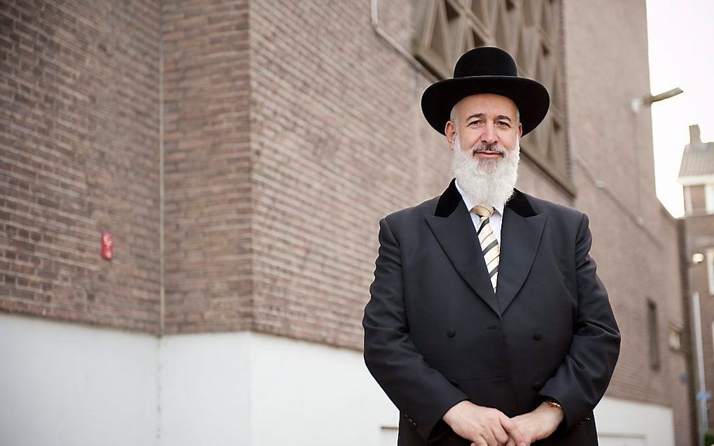 De Israëlische opperrabbijn, Yonah Metzger, is in Nederland. Gisteren sprak hij op uitnodiging van Christenen voor Israël in de synagoge aan het Davidsplein te Rotterdam. Foto Cees van der Wal