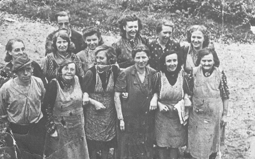 De foto die het Dordtse Museum 1940-1945 gisteren naar buiten bracht. Mogelijk staan op de foto diverse slachtoffers van het bombardement dat op 24 oktober 1944 plaatsvond op het Dordtse Park Merwestein. Foto Museum 1940-1945