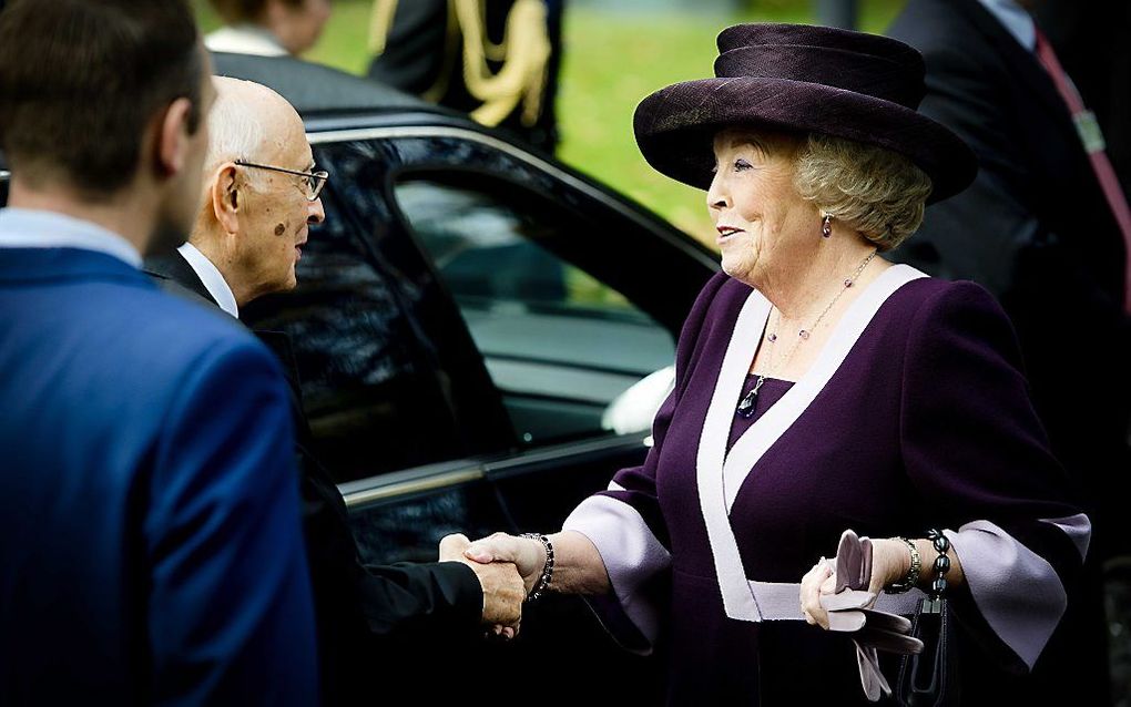 Koningin Beatrix verwelkomt de Italiaanse president Giorgio Napolitano bij Paleis Noordeinde in Den Haag. Foto ANP