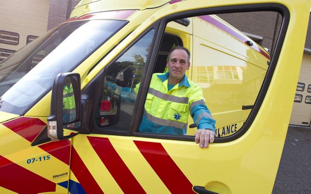 Niet minder dan 33 jaar is hij verpleegkundige op de ambulance. Eerst in de regio Haaglanden en in Limburg, de laatste vijftien jaar in Ede. Ronald de Jong (52) schreef er een boek over.  Foto RD, Anton Dommerholt