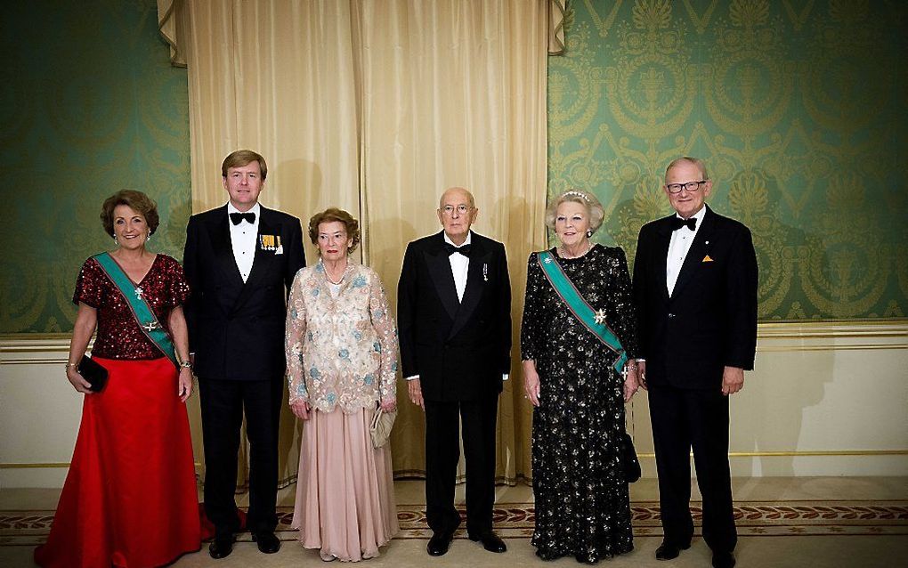 De Italiaanse president Giorgio Napolitano (3e R) en zijn echtgenote Clio poseren met koningin Beatrix, prins Willem-Alexander, prinses Margriet en prof.mr. Pieter van Vollenhoven voor de officiele foto voorafgaand aan het staatsbanket in Paleis Noordeind