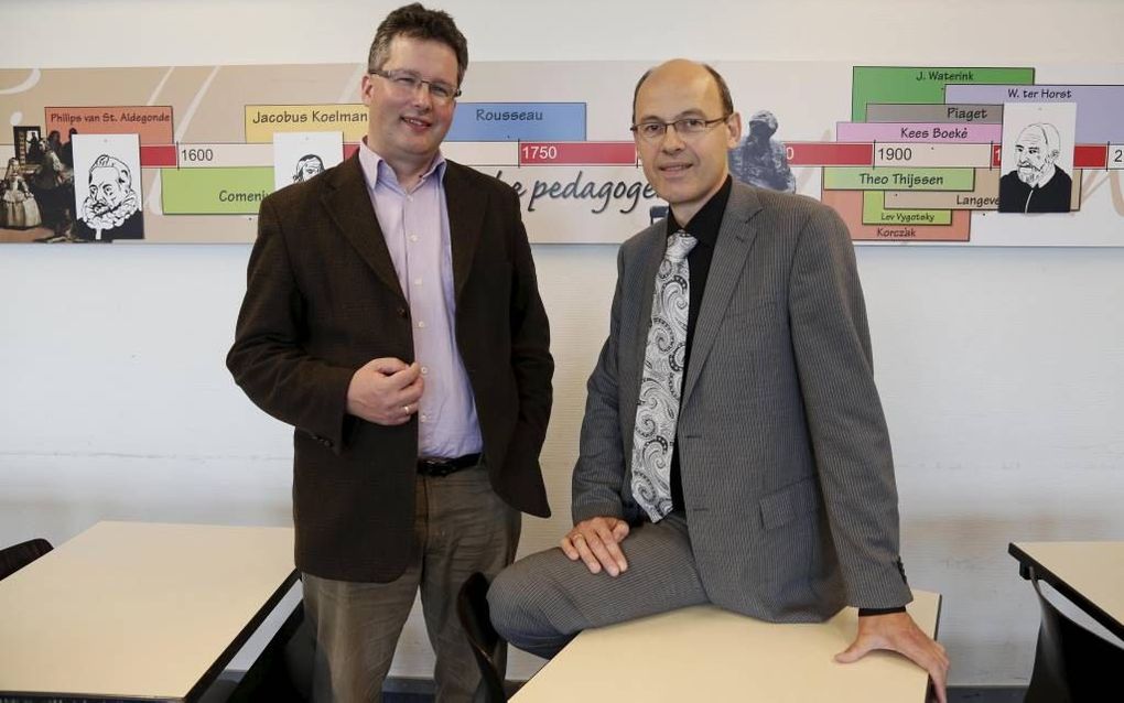 Piet Murre (l.) en Bram de Muynck, werkzaam bij Driestar Educatief, stelden een bundel samen over pedagogen uit het verleden. Foto Fotoburo Martin Droog