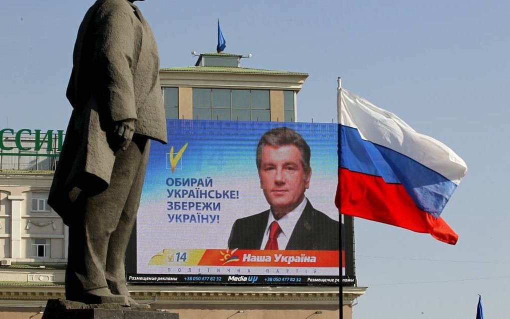 Onder het wakend oog van Lenin voert de Oekraïense oud-president Joesjtsjenko campagne in de grote stad Donetsk. Joesjtsjenko staat voor een meer westerse koers van het voormalige Sovjetland. Foto EPA