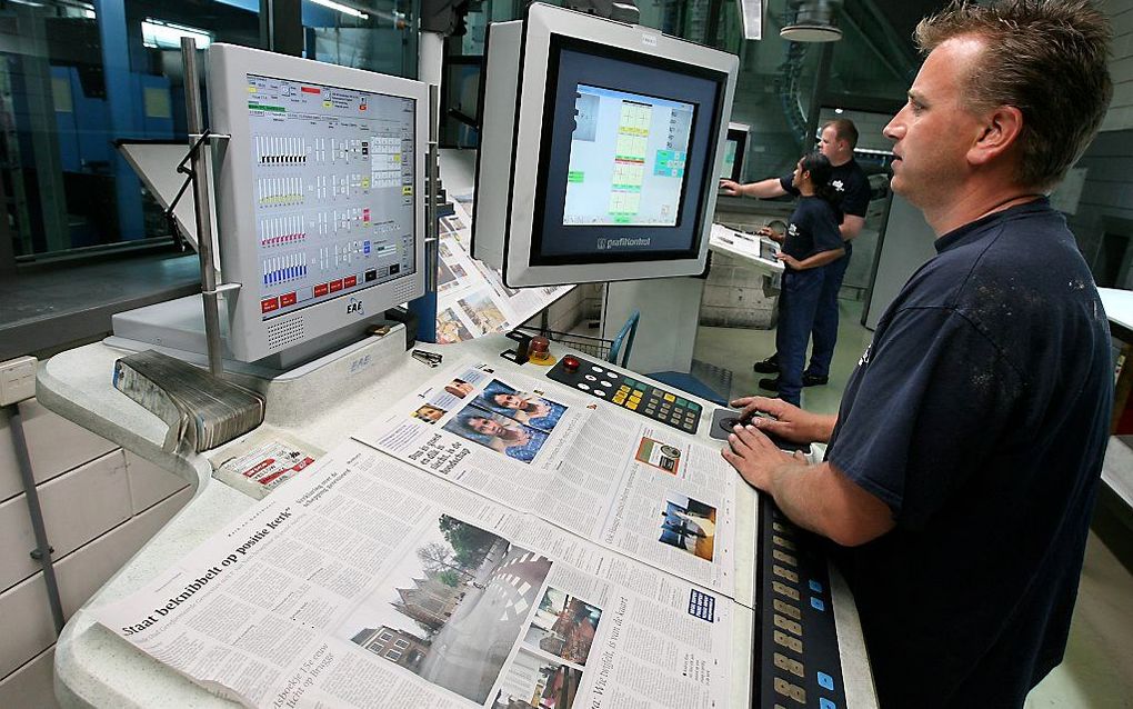 Controle van de gedrukte krant bij drukkerij BDU in Barneveld. Foto RD, Anton Dommerholt