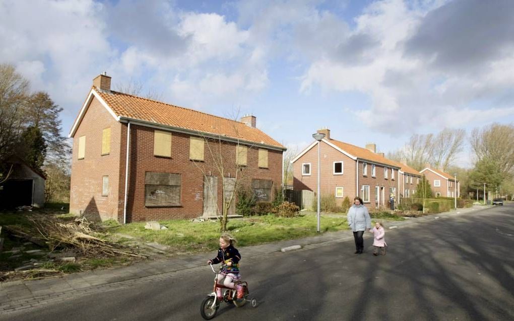 Het Groningse gehucht Ganzedijk verdween in 2008 bijna van de kaart. De toenmalige wethouder zag geen toekomst meer voor het dorp, dat kampte met leegstand. Foto ANP