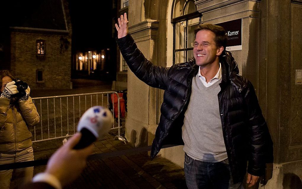 De VVD en PvdA gaan maandag verder met hun gesprekken over de kabinetsformatie. Dat verklaarde Mark Rutte na afloop van de onderhandelingen tussen de twee partijen vrijdagavond. Foto ANP