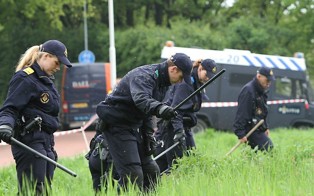 Het samenscholingsverbod in de wijk Rietkampen in Ede blijft van kracht tot mei volgend jaar. Op de foto zoeken leden van de Mobiele Eenheid eerder dit jaar naar sporen van een geval van misbruik in de wijk Rietkampen. Foto ANP