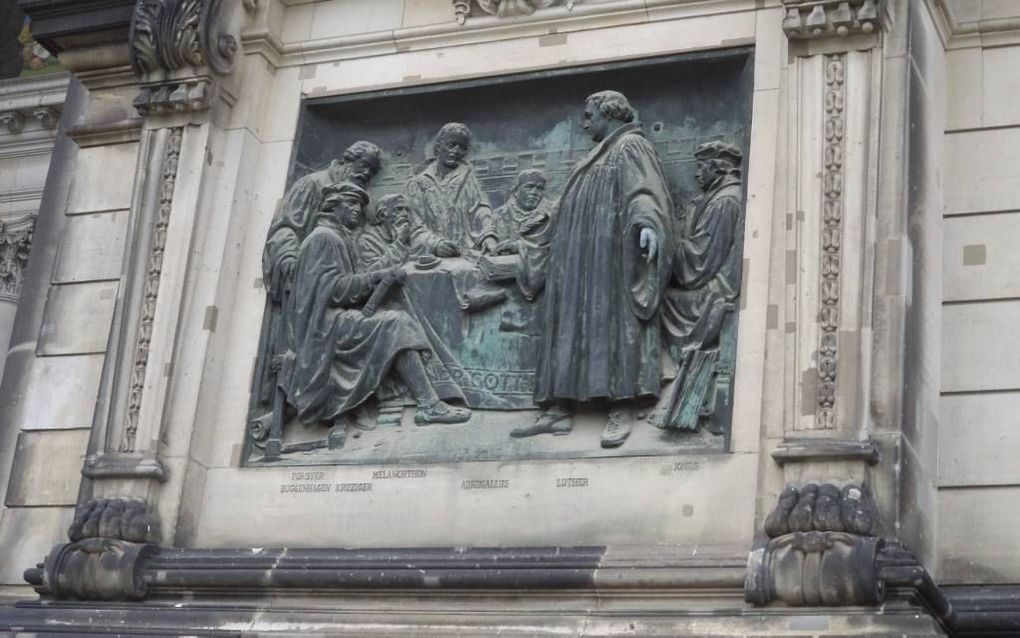 Afbeelding van onder anderen de Duitse reformator Luther (staand, rechts) op de Berlijnse dom. Foto RD