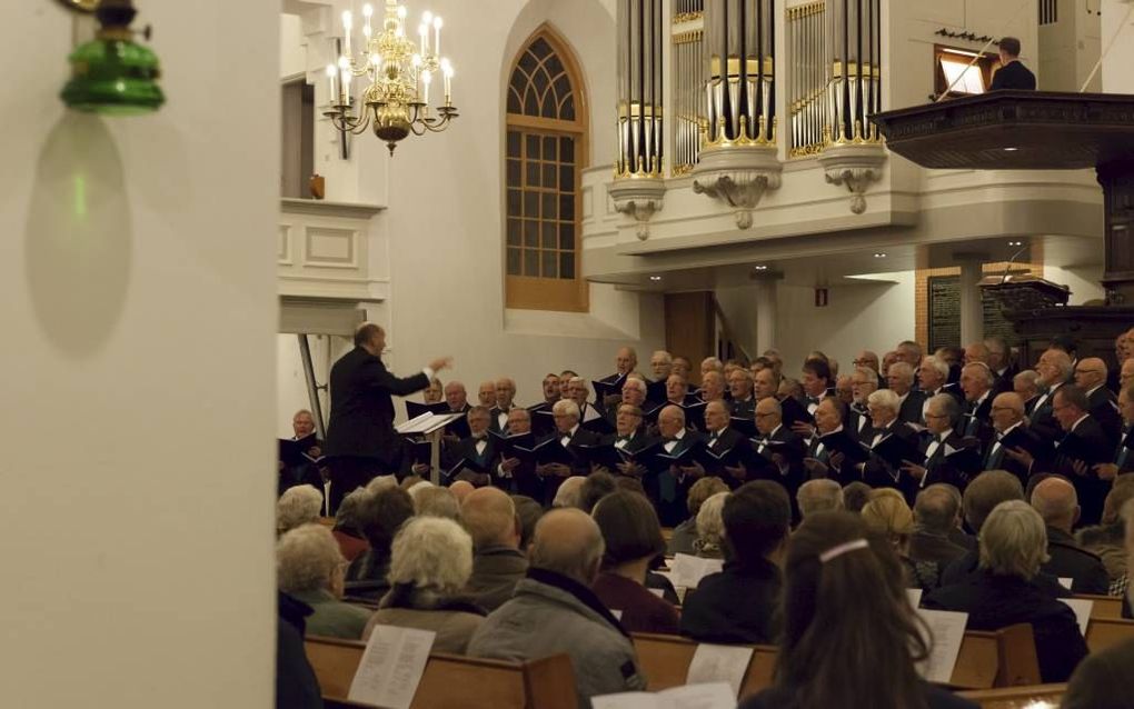 Zo’n 400 belangstellenden kwamen dinsdag af op een Reformatie­herdenkingsavond in de Oude Kerk van Putten. Het Christelijk Interkerkelijk Mannen­koor Fontanus uit Putten onder leiding van Evert van de Veen verleende muzikale medewerking. Foto RD, André Do