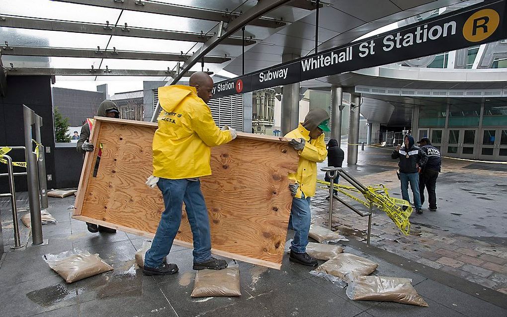 De ravage wordt opgeruimd in een metrostation in New York. Foto EPA