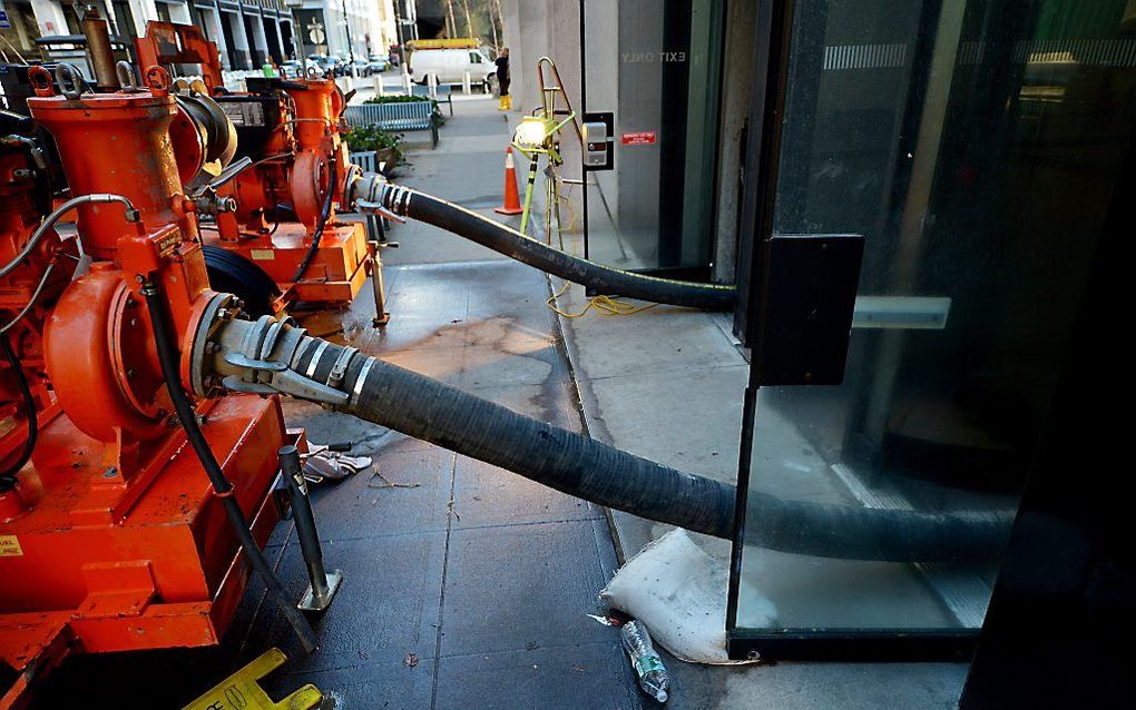 Een gebouw op Wall Street wordt leeggepompt. Foto EPA