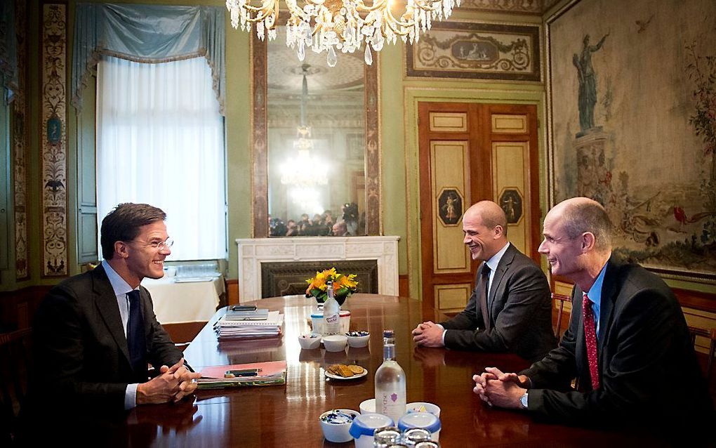 Premier Mark Rutte (L) ontvangt PvdA-leider Diederik Samsom (M) en VVD-Kamerlid Stef Blok voorafgaand aan de serie gesprekken die Rutte heeft met de bewindslieden van zijn nieuwe kabinet. Foto ANP