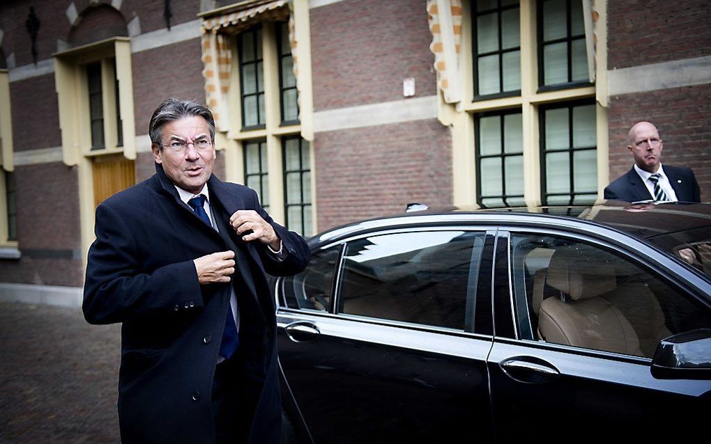 Verhagen komt voor de laatste keer als vicepremier aan op het Binnenhof. Foto ANP