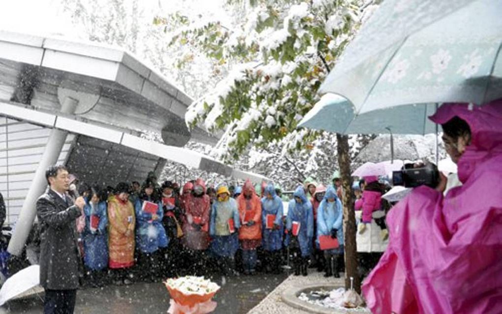 Leden van de Shouwangkerk in Peking houden een kerkdienst in de sneeuw. Foto SDOK