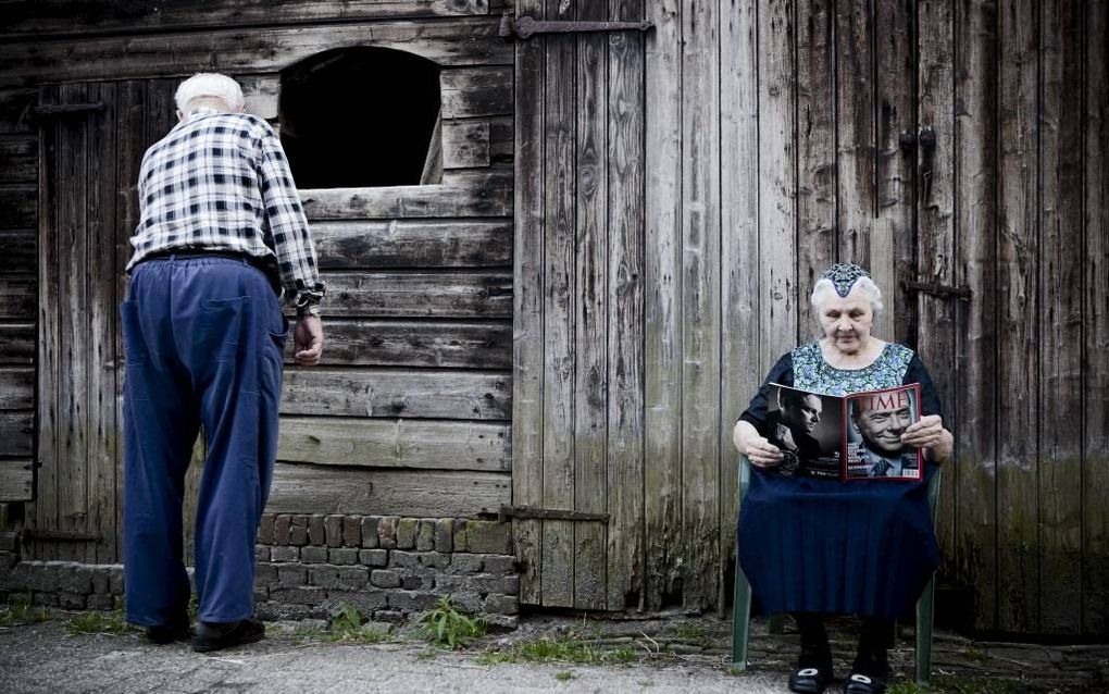 Fotograaf Dik Nicolai maakte de reportage ”Groeten uit Staphorst”, met een knipoog naar bestaande clichés, voor de expositie ”Staphorst in beeld". Foto Dik Nicolai