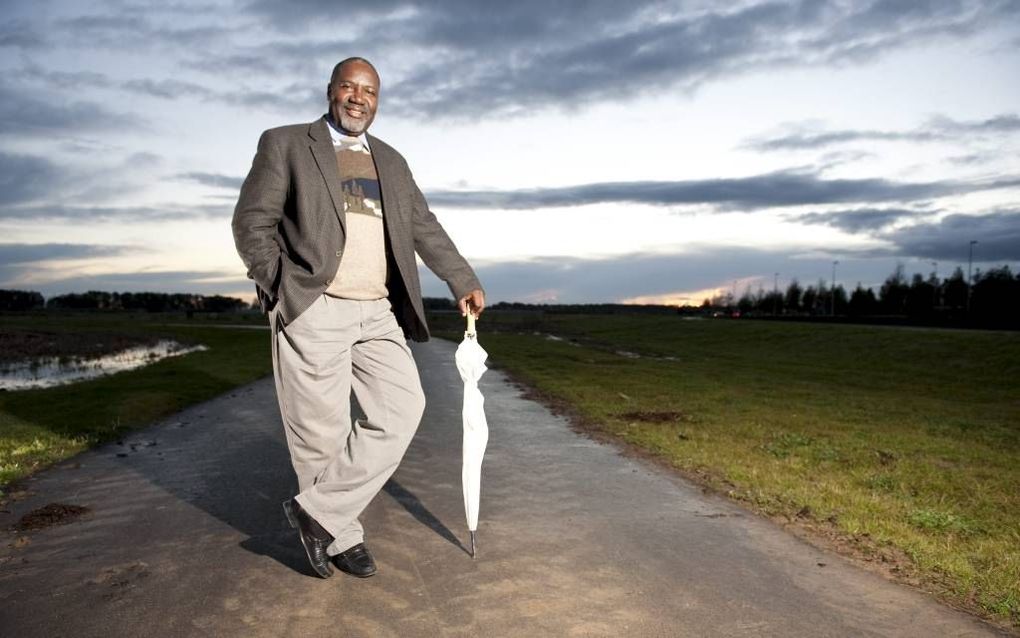 BARENDRECHT – Ds. Conrad Mbewe: „Een voorganger neemt een belangrijke positie in Afrika in. Zodra je ergens bent, komt de hele familie bij elkaar, kinderen stoppen met spelen en men luistert. Dat biedt veel openingen voor het Evangelie.” Foto Cees van der