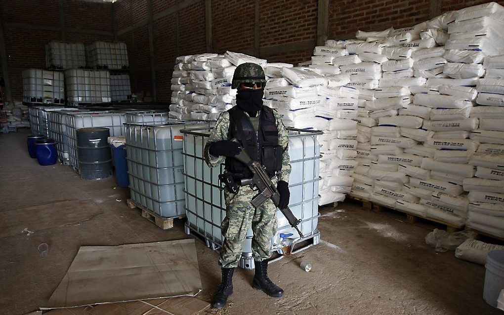 Een Mexicaanse militair houdt de wacht bij inbeslaggenomen grondstoffen voor synthetische drugs. Foto EPA