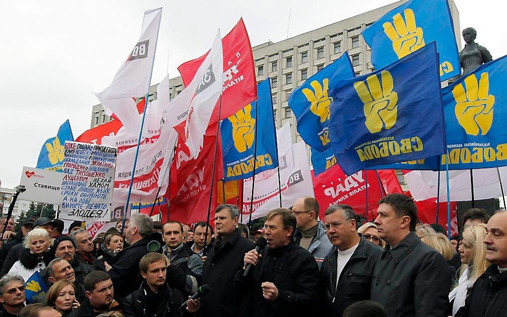 Meer dan 2000 mensen protesteren in Kiev tegen de uitslag van de parlementsverkiezingen.  Foto EPA