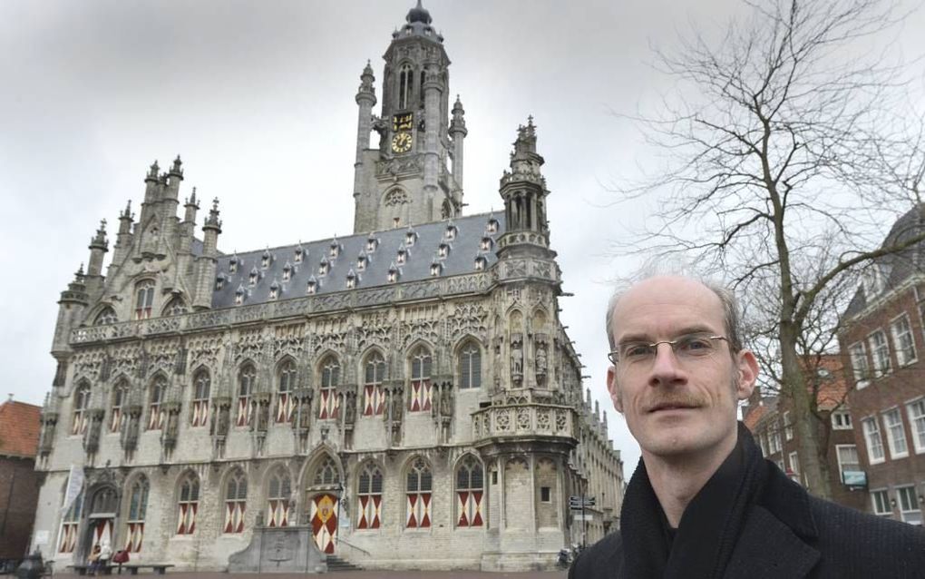 Marcel S. Zwitser promoveerde dinsdag op een studie naar de leer van de Heilige Geest in de muziek van Bach. Foto: Zwitser bij het oude stadhuis in Middelburg, waar hij doceert aan de daar gevestigde Roosevelt Academy. Foto Willem Mieras