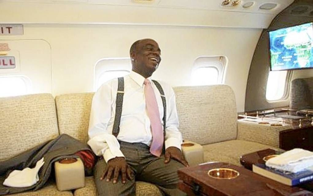 De Nigeriaanse pastor David Oyedepo in een van zijn privévliegtuigen. beeld EPA