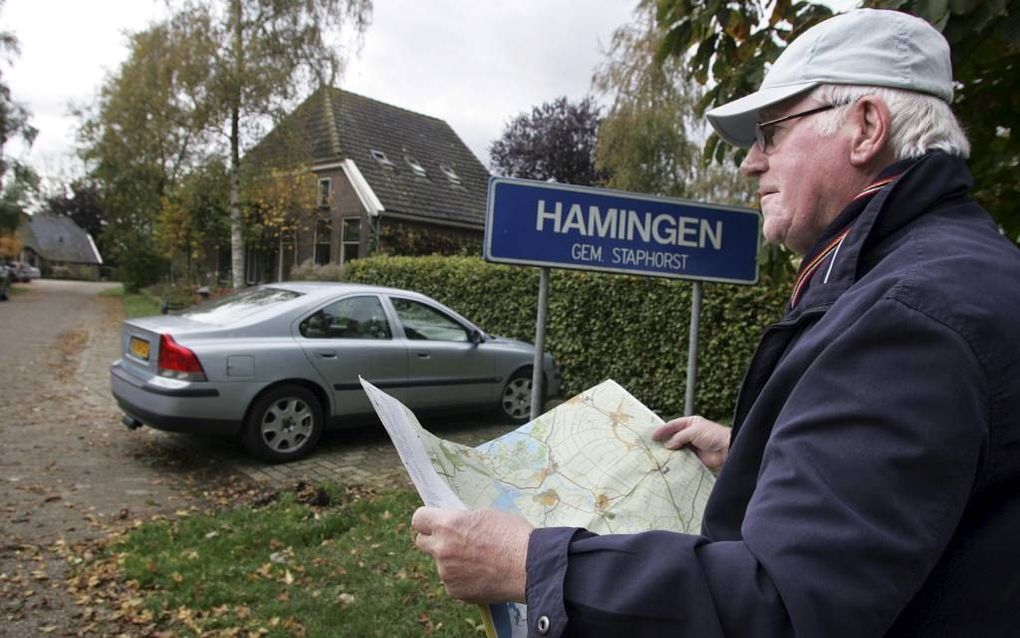 Een fietser komt kijken waar Hamingen nu eigenlijk ligt. Foto Eelco Kuiken