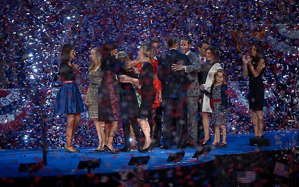 De families Obama en Biden vieren de overwinning in Chicago. Foto EPA