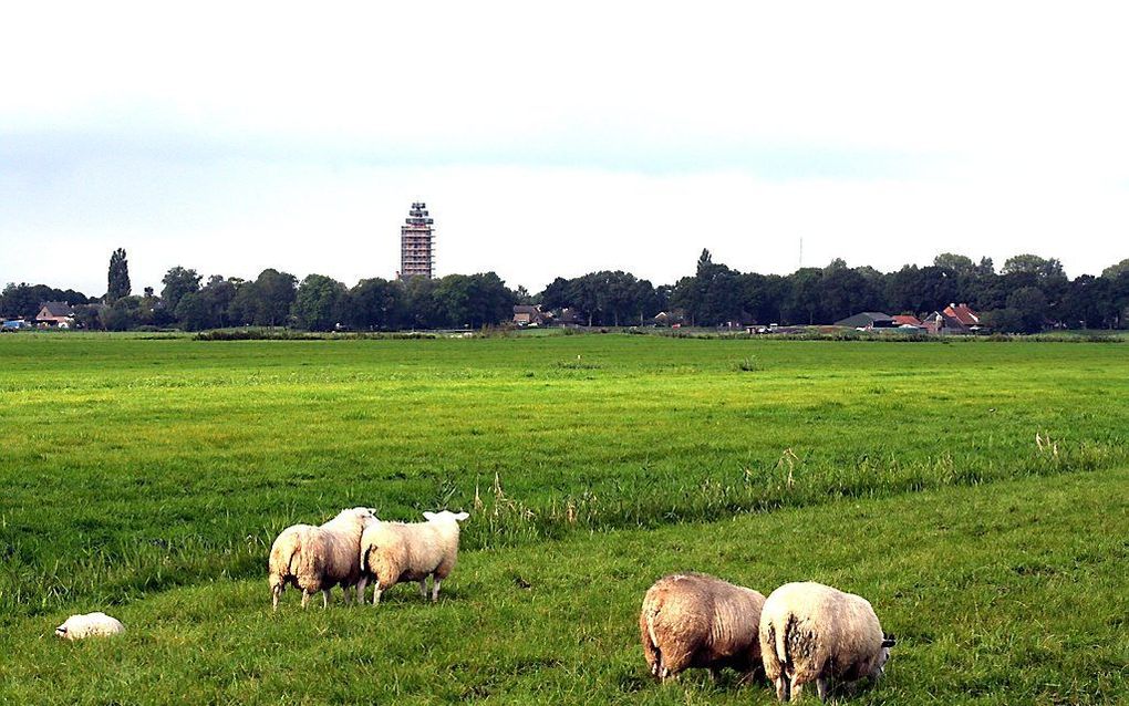 De toren van de hervormde kerk te Eemnes-Buiten staat in de steigers. Foto RD