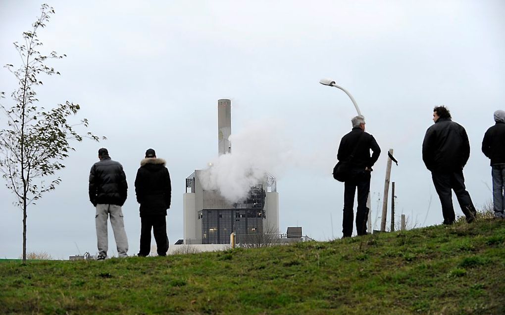 Er komt witte rook uit de energiecentrale van Electrabel bij Nijmegen. Foto ANP