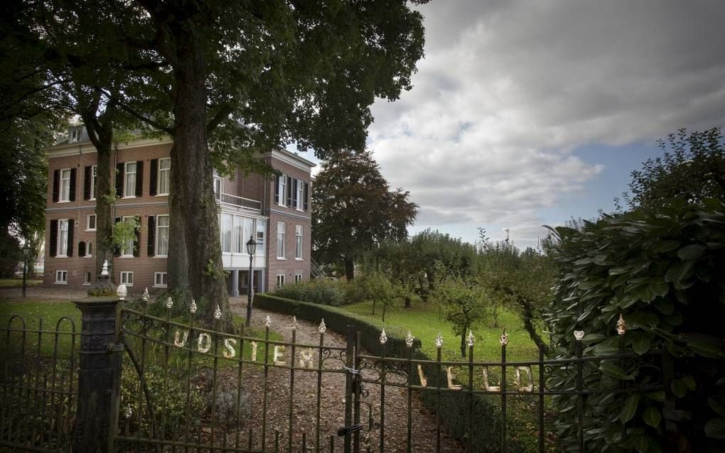 In het voormalige klooster Huize Oosterveld te Elden, onder Arnhem, is een luxe bejaardenvoorziening gerealiseerd. Vorige maand vond de opening ervan plaats. Zuster Helma (83) heeft veertig jaar in het klooster gewoond. „We hadden daar echt een eigen plek