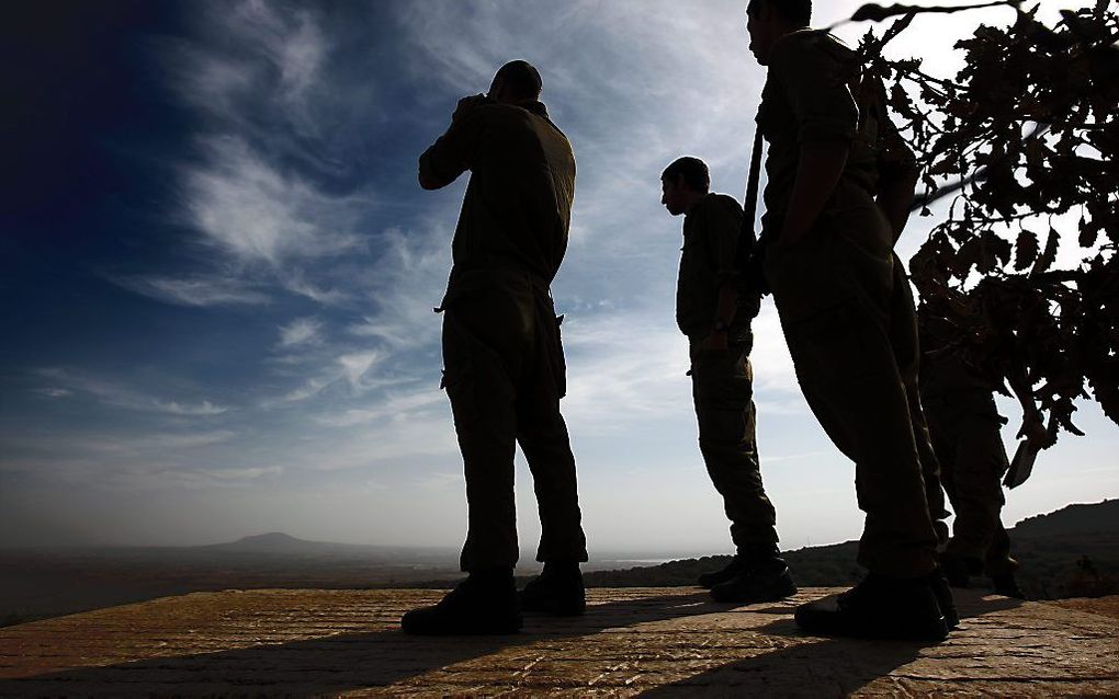 Israëlische militairen houden de grens met Syrië in de gaten. Foto EPA