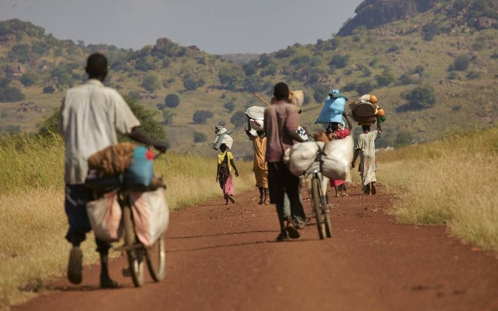 Vluchtelingen vanuit het Nubagebergte trekken naar Yida in Zuid-Sudan, weg van de bombardementen en de voedselschaarste. Foto Jaco Klamer