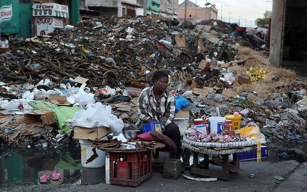 Een vrouw verkoopt voedsel in Port-au-Prince. Foto EPA