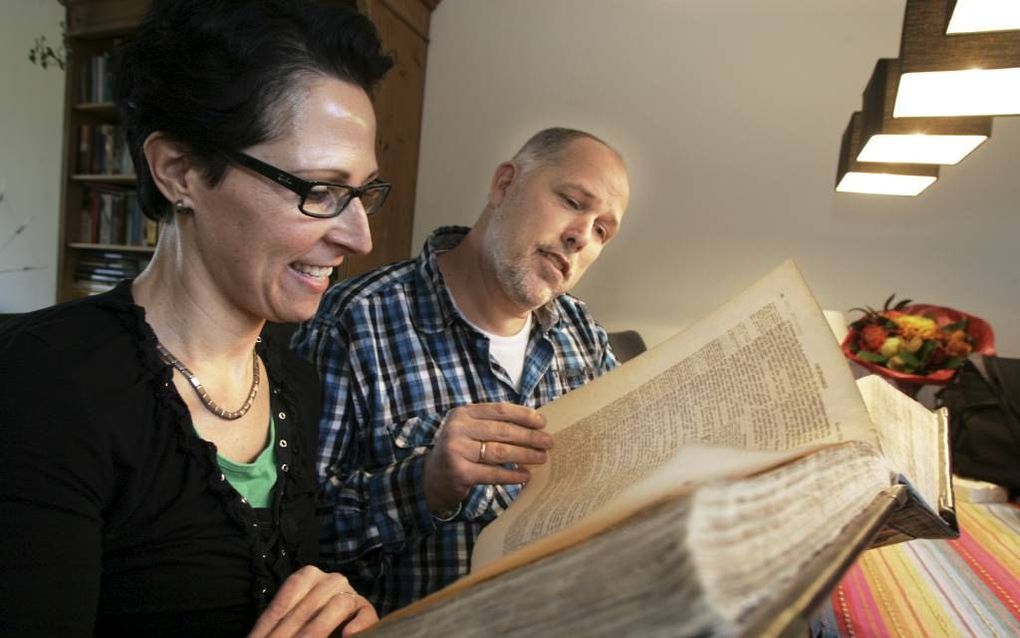 Ronita Kreuze (l.) en voorganger C. Hanemaayer (r.) bekijken in een oude Statenvertaling alvast hun mooiste Bijbelse geschiedenissen. Zij vindt het lijden en sterven van Jezus het mooiste stuk uit de Bijbel, hij kiest voor de tollenaar Zacheüs die Jezus o