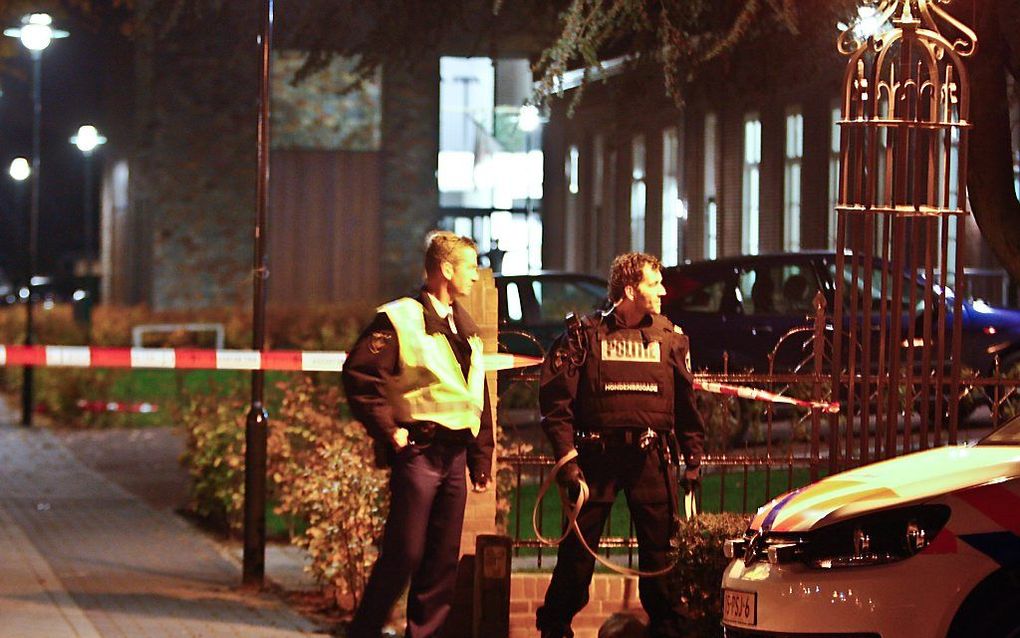 Politie met speurhonden doet onderzoek bij het dorpshuis aan de Pastoor Clercxstraat in het hart van het plaatsje Brabantse Zijtaart. Foto ANP